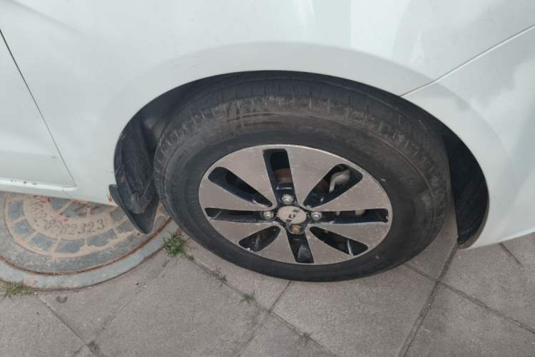 Used Kia K2 2011 Sedan 1.4L Manual Transmission GLS Right Front Wheel Hub