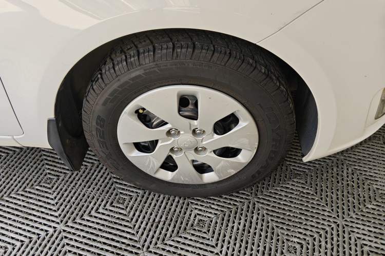 Used Kia K2 2011 Sedan 1.4L Automatic GLS Right Front Wheel Hub