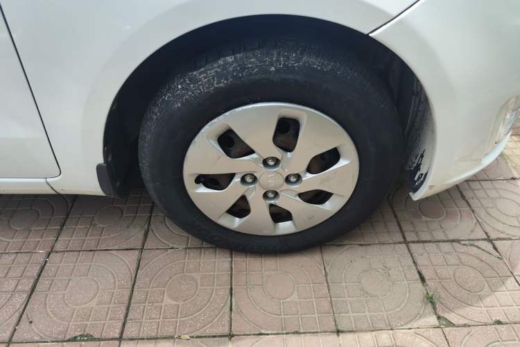 Used Kia K2 2011 Sedan 1.4L Manual Transmission GLS Right Front Wheel Hub