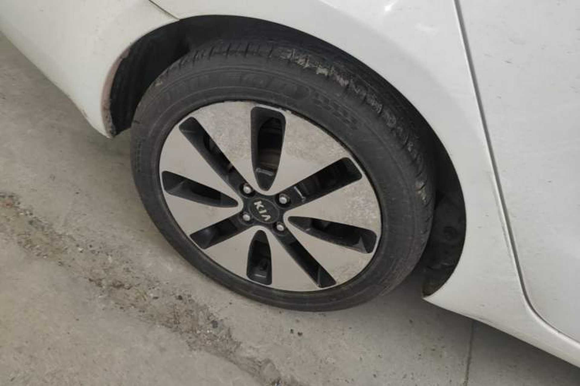 Used Kia K2 2011 Sedan 1.6L Automatic Transmission Premium Right Rear Wheel Hub