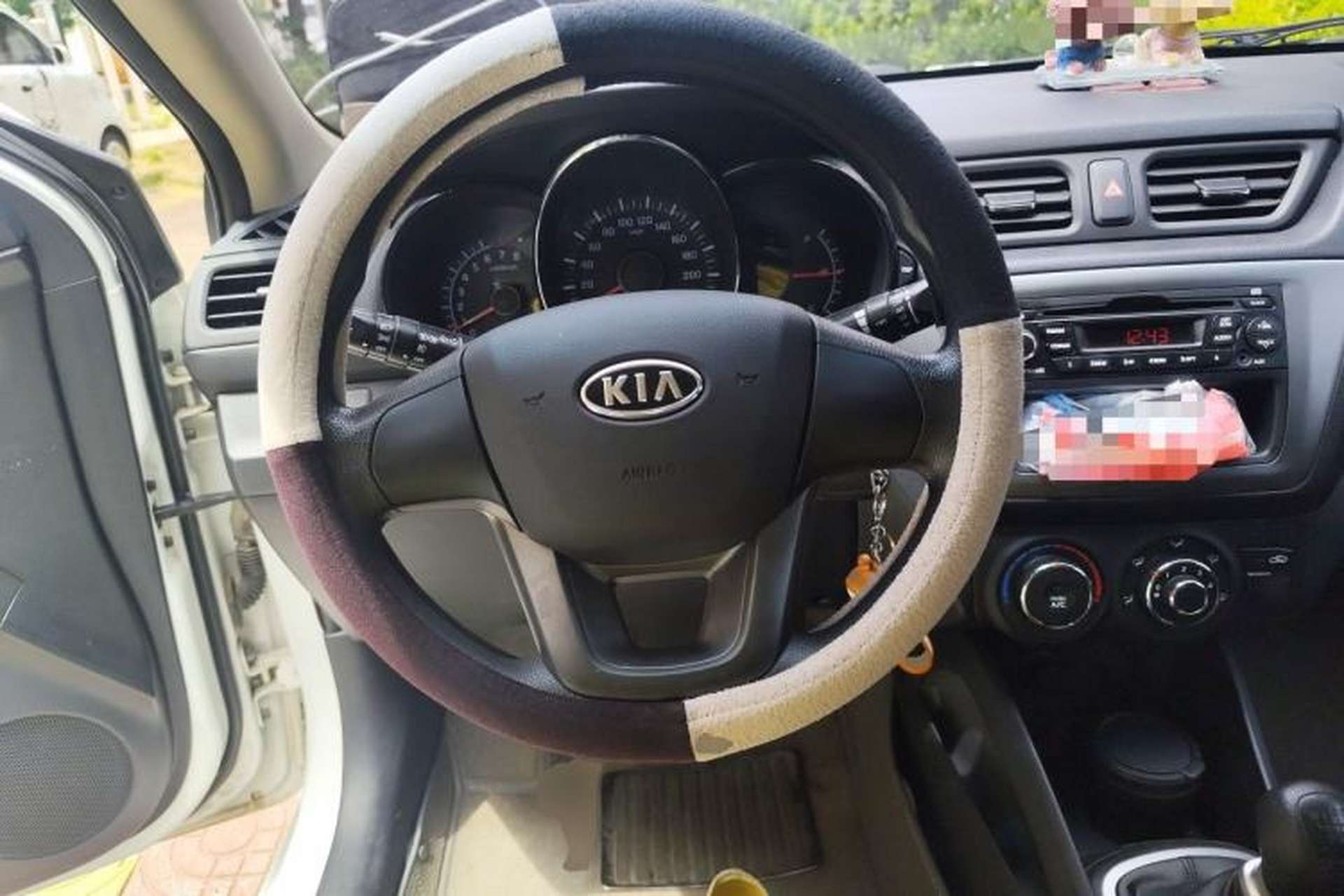 Used Kia K2 2011 Sedan 1.4L Manual Transmission GLS Steering Wheel