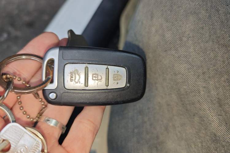 Used Kia K2 2011 Sedan 1.6L Automatic Transmission Premium Vehicle Key