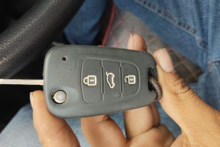 Used Kia K2 2011 Sedan 1.4L Manual Transmission GLS Vehicle Key