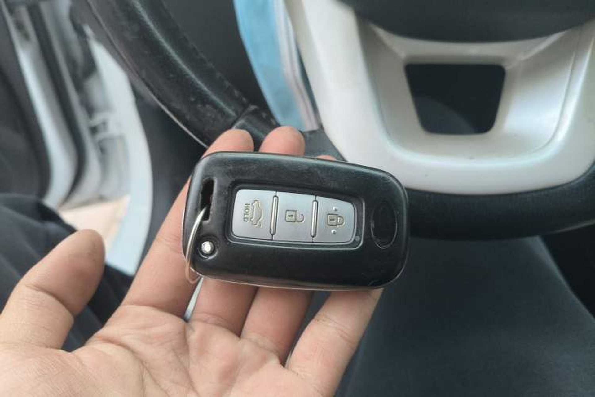 Used Kia K2 2011 Sedan 1.6L Automatic Transmission Premium Vehicle Key