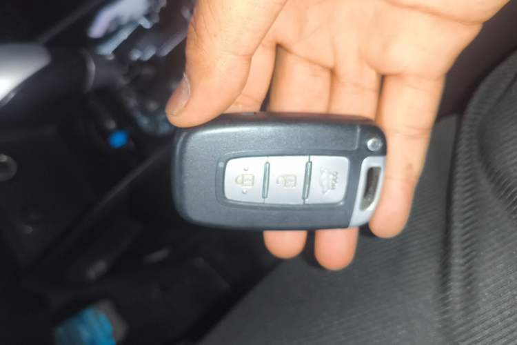 Used Kia K2 2011 Sedan 1.6L Automatic Transmission Premium Vehicle Key