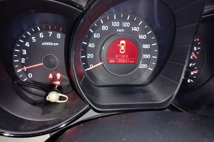 Used Kia K2 2011 Sedan 1.4L MT TOP Odometer Close Up