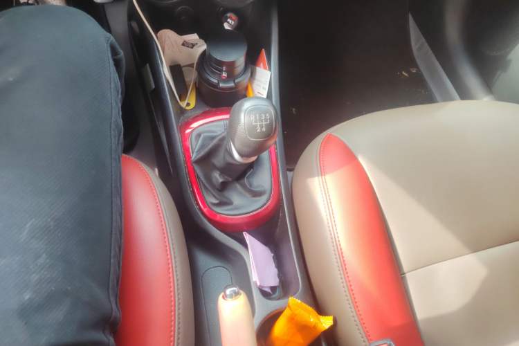 Used Kia K2 2012 Sedan 1.4L MT TOP Commemorative Edition Gear Lever