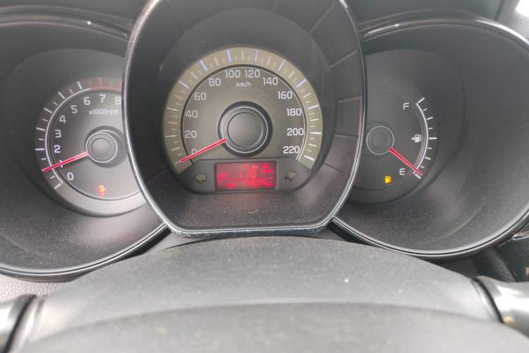 Used Kia K2 2012 Hatchback 1.4L MT Cool Edition Commemorative Model Odometer Close Up