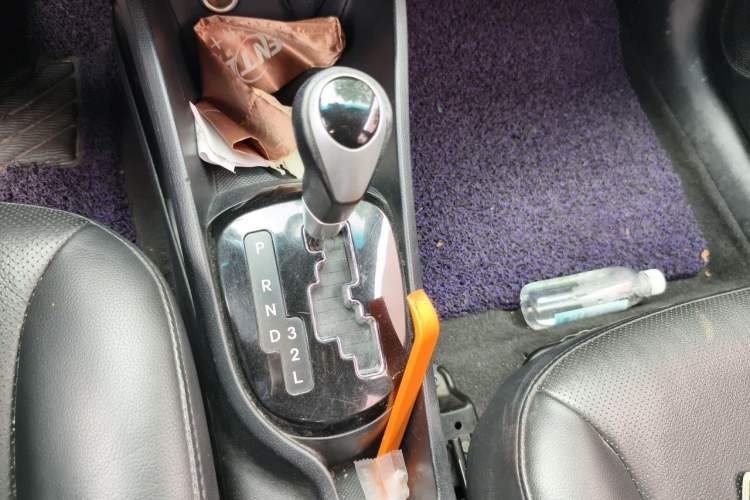 Used Kia K2 2012 Sedan 1.6L Automatic Transmission Premium Commemorative Edition Gear Lever