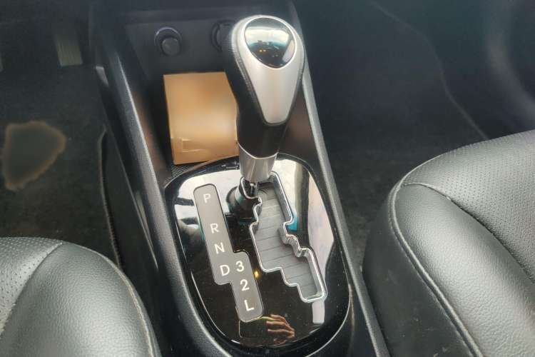 Used Kia K2 2012 Hatchback 1.6L AT Premium Commemorative Edition Gear Lever