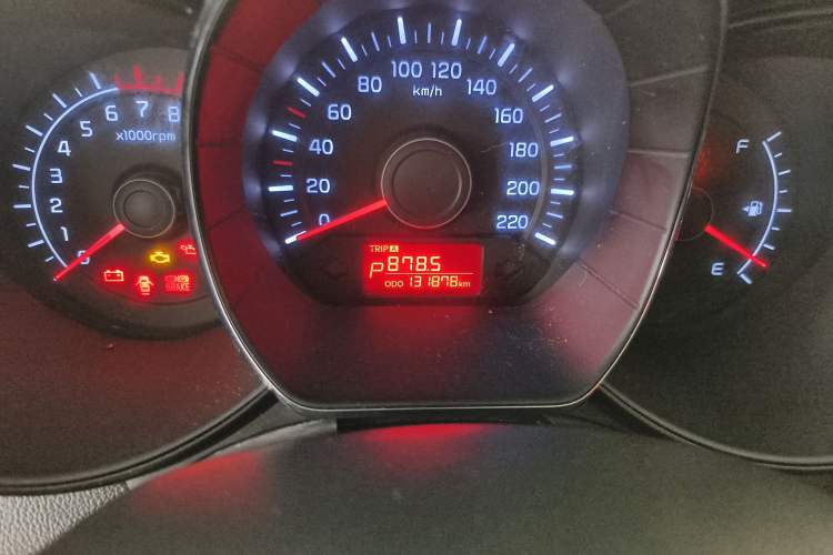 Used Kia K2 2012 Hatchback 1.4L Automatic Cool Edition Odometer Close Up