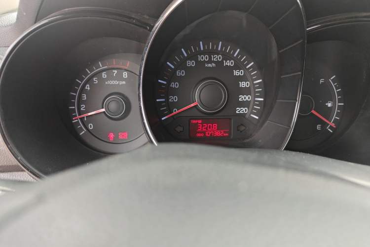 Used Kia K2 2012 Hatchback 1.4L MT Cool Edition Commemorative Model Odometer Close Up