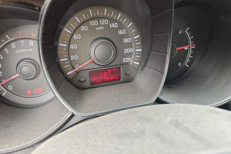 Used Kia K2 2012 Hatchback 1.4L Automatic Cool Edition Odometer Close Up