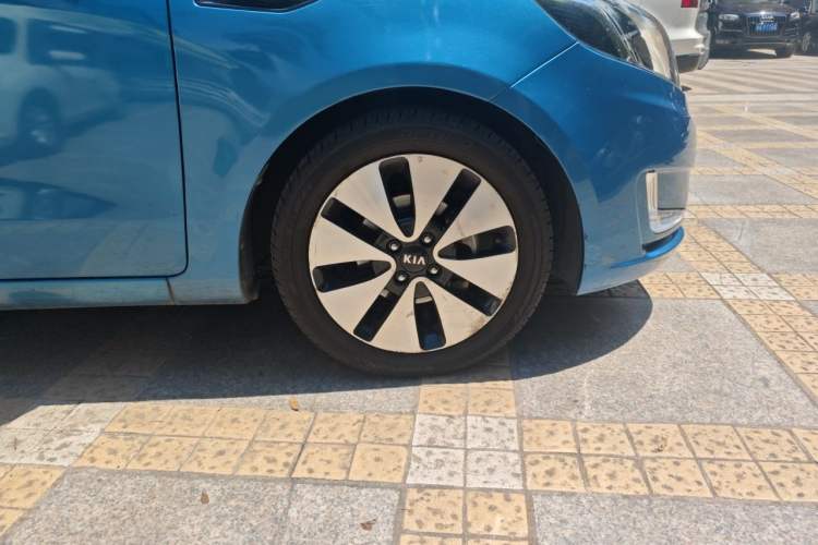 Used Kia K2 2012 Sedan 1.6L AT Premium ECO Right Front Wheel Hub