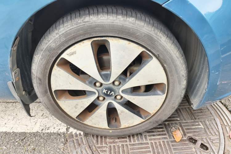 Used Kia K2 2012 Sedan 1.6L Automatic Transmission Premium Commemorative Edition Right Front Wheel Hub