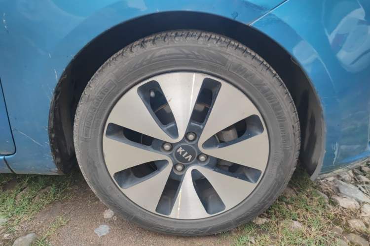 Used Kia K2 2012 Sedan 1.6L AT Premium ECO Right Front Wheel Hub
