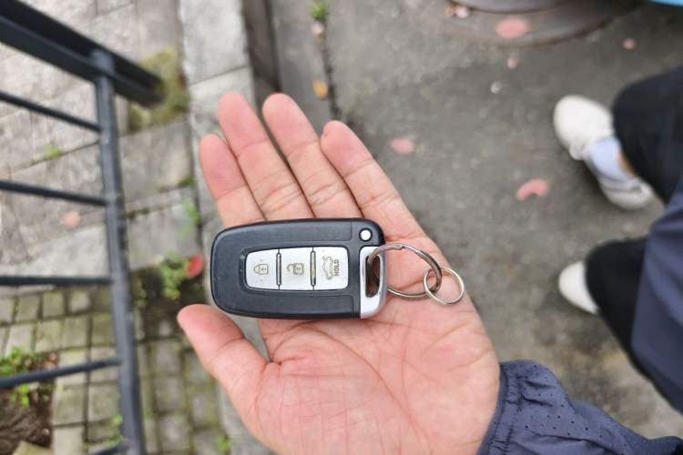 Used Kia K2 2012 Sedan 1.6L Automatic Transmission Premium Commemorative Edition Vehicle Key