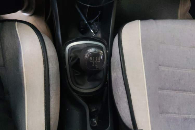 Used Kia K2 2012 Sedan 1.4L MT GLS Commemorative Edition Gear Lever