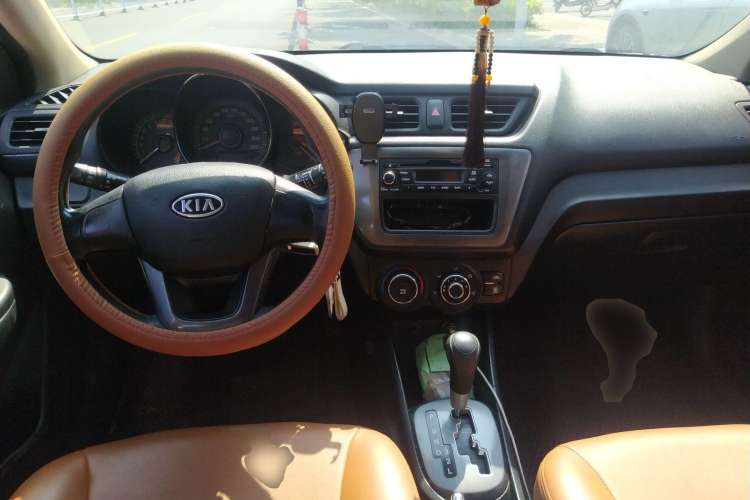 Used Kia K2 2012 Hatchback 1.4L AT GLS Center Console