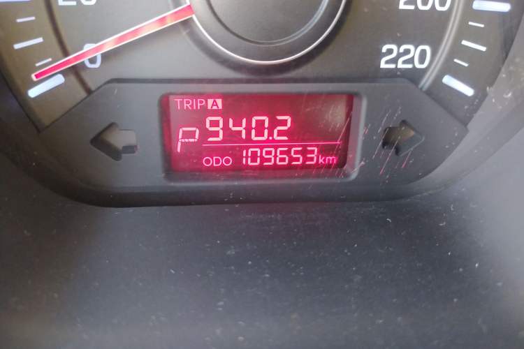 Used Kia K2 2012 Hatchback 1.4L AT GLS Odometer Close Up