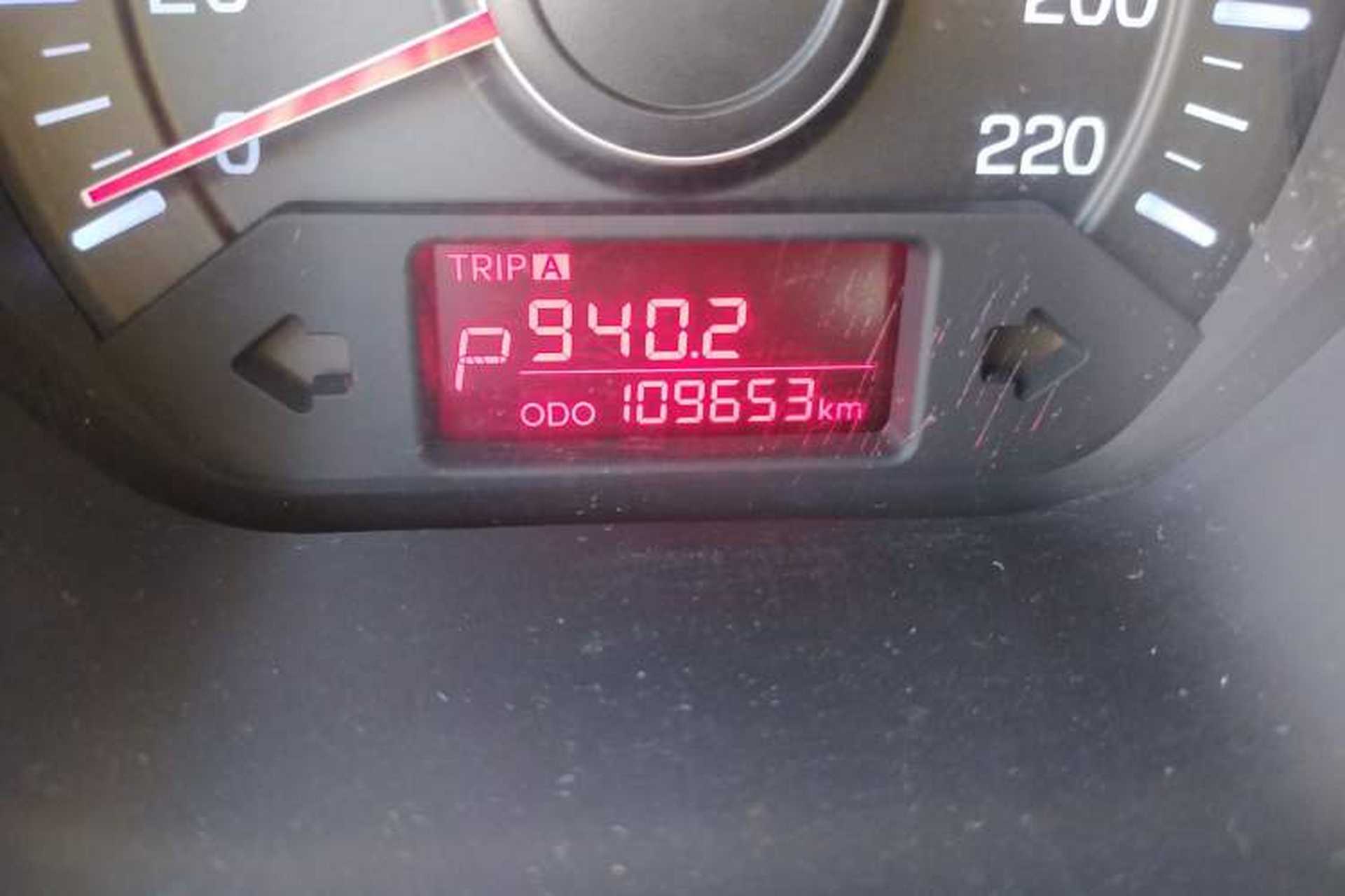 Used Kia K2 2012 Hatchback 1.4L AT GLS Odometer Close Up