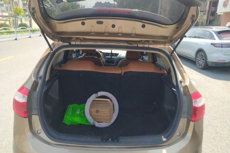 Used Kia K2 2012 Hatchback 1.4L AT GLS Trunk