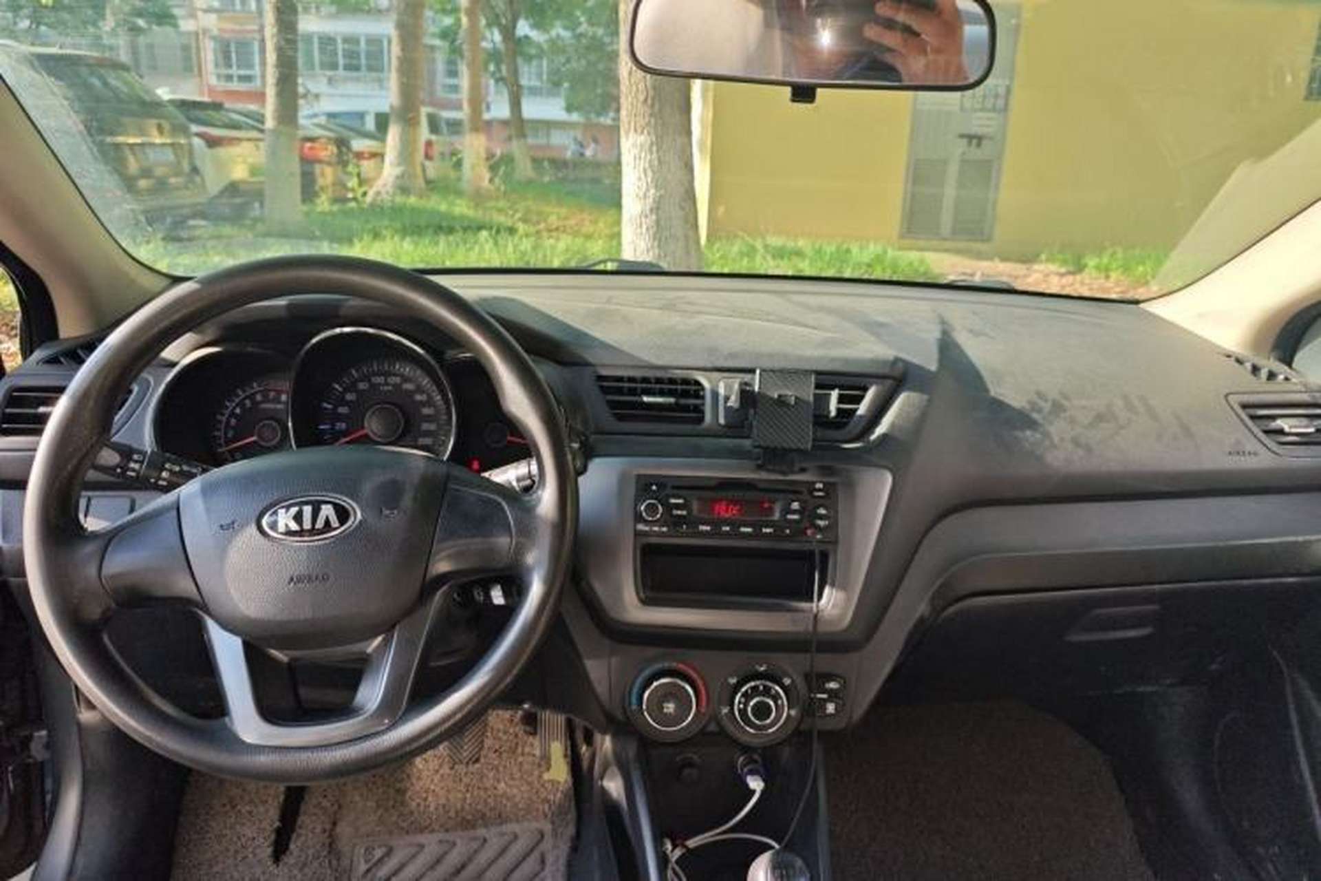 Used Kia K2 2012 Sedan 1.4L MT GLS Commemorative Edition Center Console