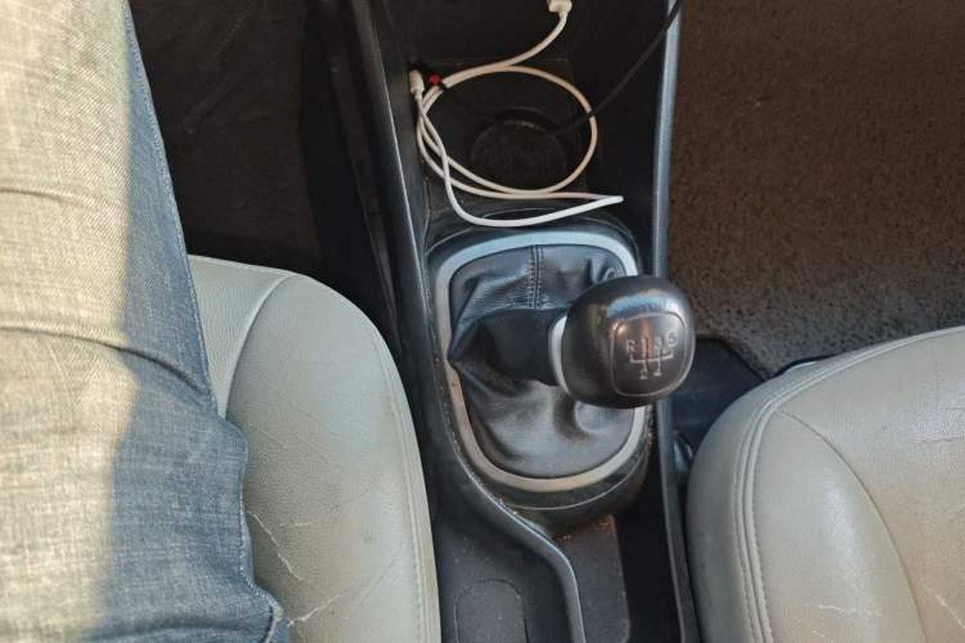 Used Kia K2 2012 Sedan 1.4L MT GLS Commemorative Edition Gear Lever