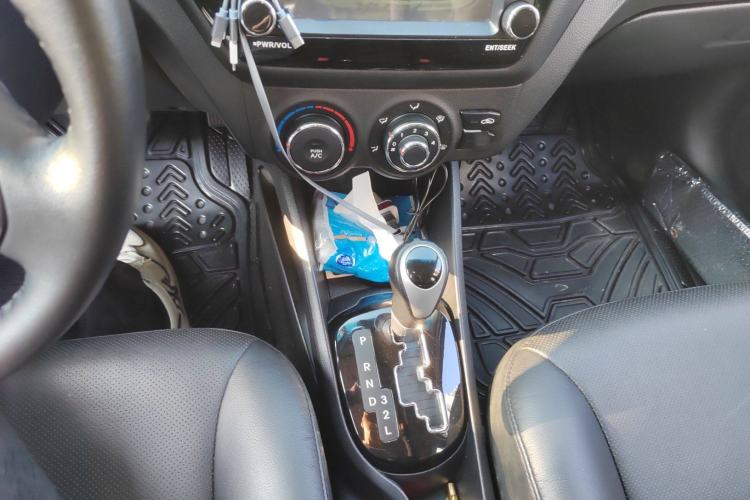 Used Kia K2 2012 Hatchback 1.6L AT Premium Commemorative Edition Gear Lever
