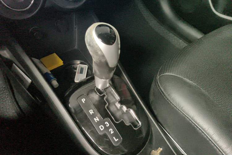 Used Kia K2 2012 Hatchback 1.6L AT Premium Gear Lever