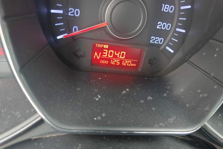 Used Kia K2 2012 Hatchback 1.4L Automatic Cool Edition Odometer Close Up