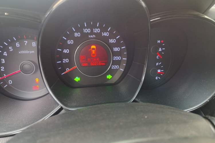 Used Kia K2 2012 Hatchback 1.6L AT Premium Odometer Close Up
