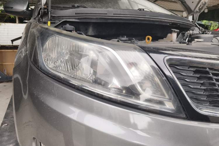 Used Kia K2 2012 Hatchback 1.6L AT Premium Right Front Headlight