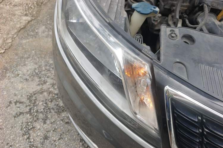 Used Kia K2 2012 Sedan 1.6L Automatic Transmission Premium Commemorative Edition Right Front Headlight