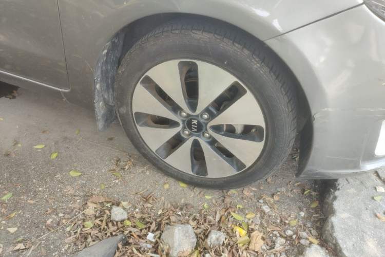 Used Kia K2 2012 Sedan 1.6L AT Premium ECO Right Front Wheel Hub