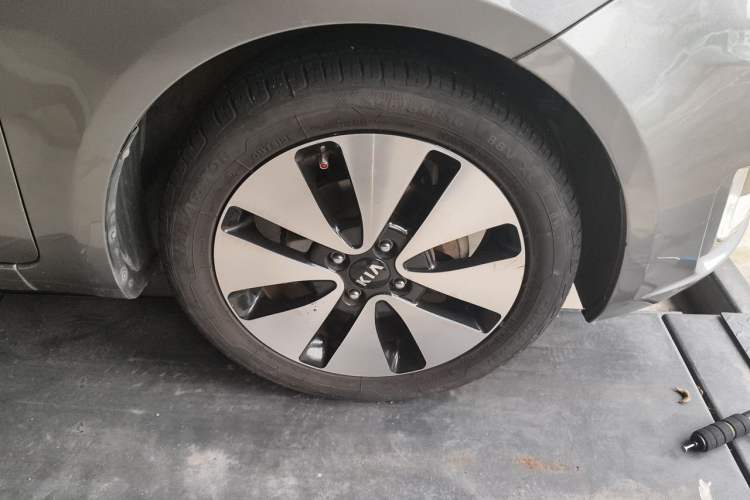 Used Kia K2 2012 Hatchback 1.6L AT Premium Right Front Wheel Hub