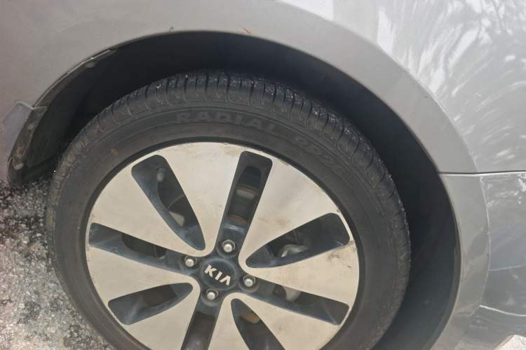 Used Kia K2 2012 Sedan 1.6L Automatic Transmission Premium Commemorative Edition Right Front Wheel Hub
