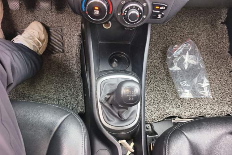 Used Kia K2 2012 Sedan 1.4L MT GLS Commemorative Edition Gear Lever