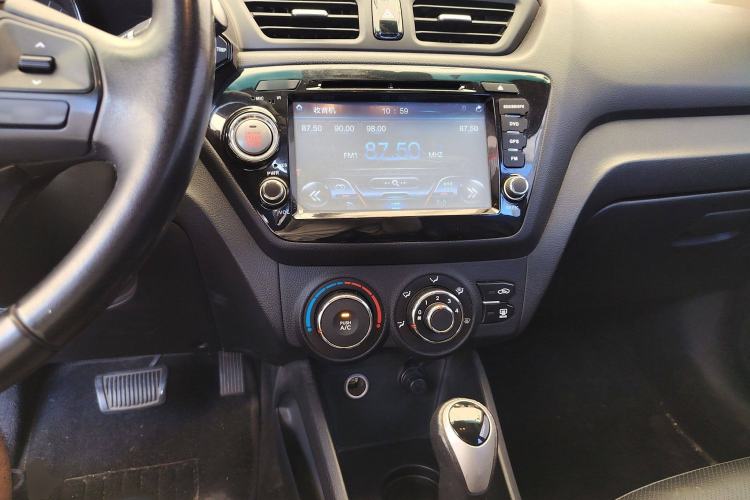 Used Kia K2 2012 Hatchback 1.6L AT Premium Commemorative Edition Center Console