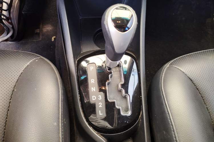 Used Kia K2 2012 Hatchback 1.6L AT Premium Commemorative Edition Gear Lever
