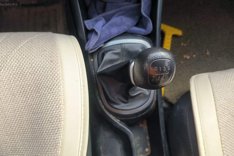 Used Kia K2 2012 Sedan 1.4L MT GLS Commemorative Edition Gear Lever