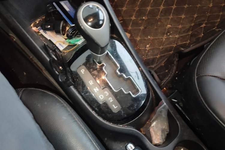 Used Kia K2 2012 Sedan 1.6L Automatic Transmission Premium Commemorative Edition Gear Lever