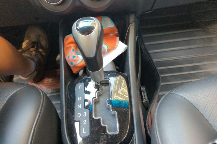 Used Kia K2 2012 Sedan 1.6L Automatic Transmission Premium Commemorative Edition Gear Lever