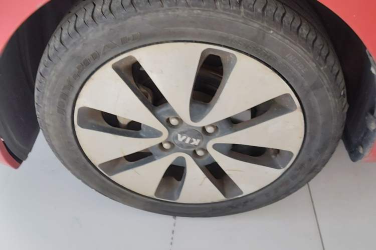 Used Kia K2 2012 Sedan 1.6L Automatic Transmission Premium Commemorative Edition Left Front Wheel Hub