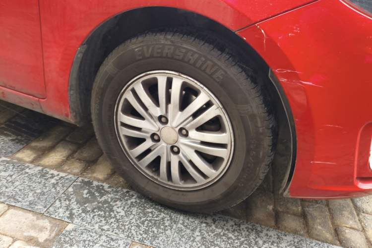 Used Kia K2 2012 Sedan 1.4L Automatic GLS Commemorative Edition Right Front Wheel Hub