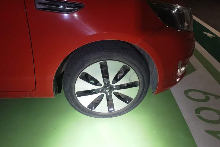 Used Kia K2 2012 Sedan 1.6L Automatic Transmission Premium Commemorative Edition Right Front Wheel Hub