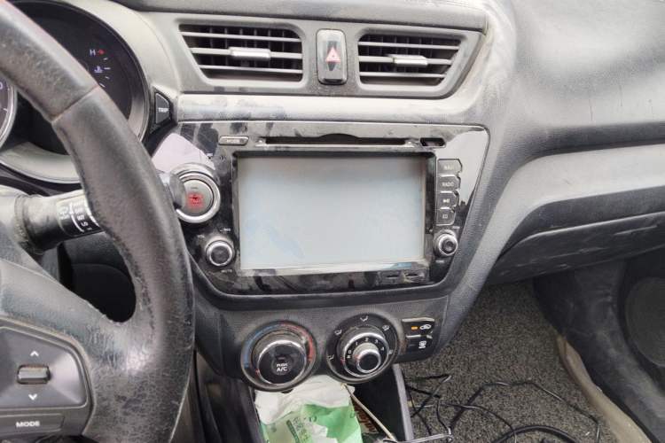 Used Kia K2 2012 Hatchback 1.6L AT Premium Audio And AC Panel