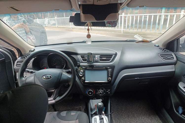 Used Kia K2 2012 Sedan 1.4L AT TOP Anniversary Edition Center Console