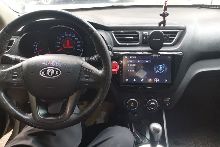 Used Kia K2 2012 Hatchback 1.6L AT Premium Center Console