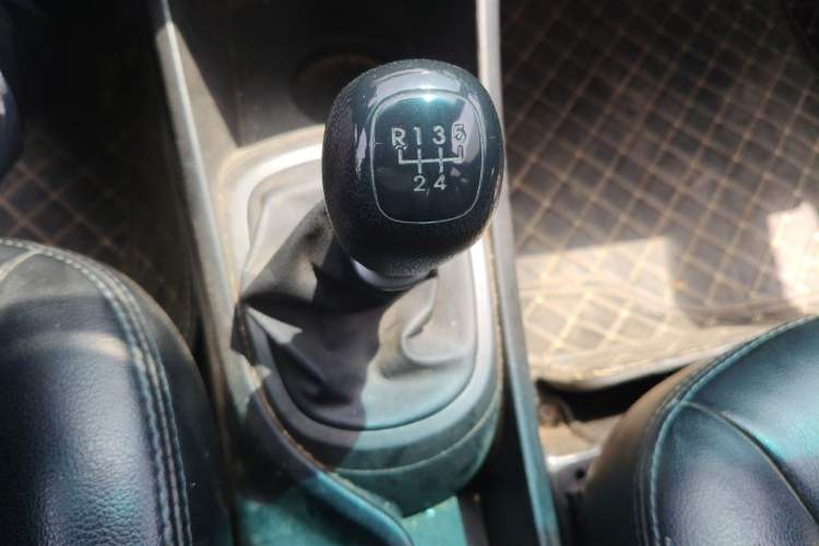 Used Kia K2 2012 Sedan 1.4L MT GLS Commemorative Edition Gear Lever